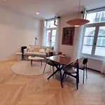 Marais - Fancy One-Bedroom Decorated With Taste